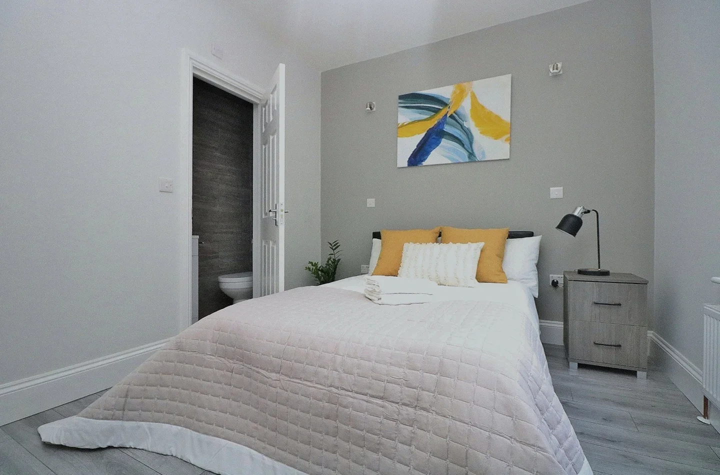 Room Bloemfontein Road in Greater London