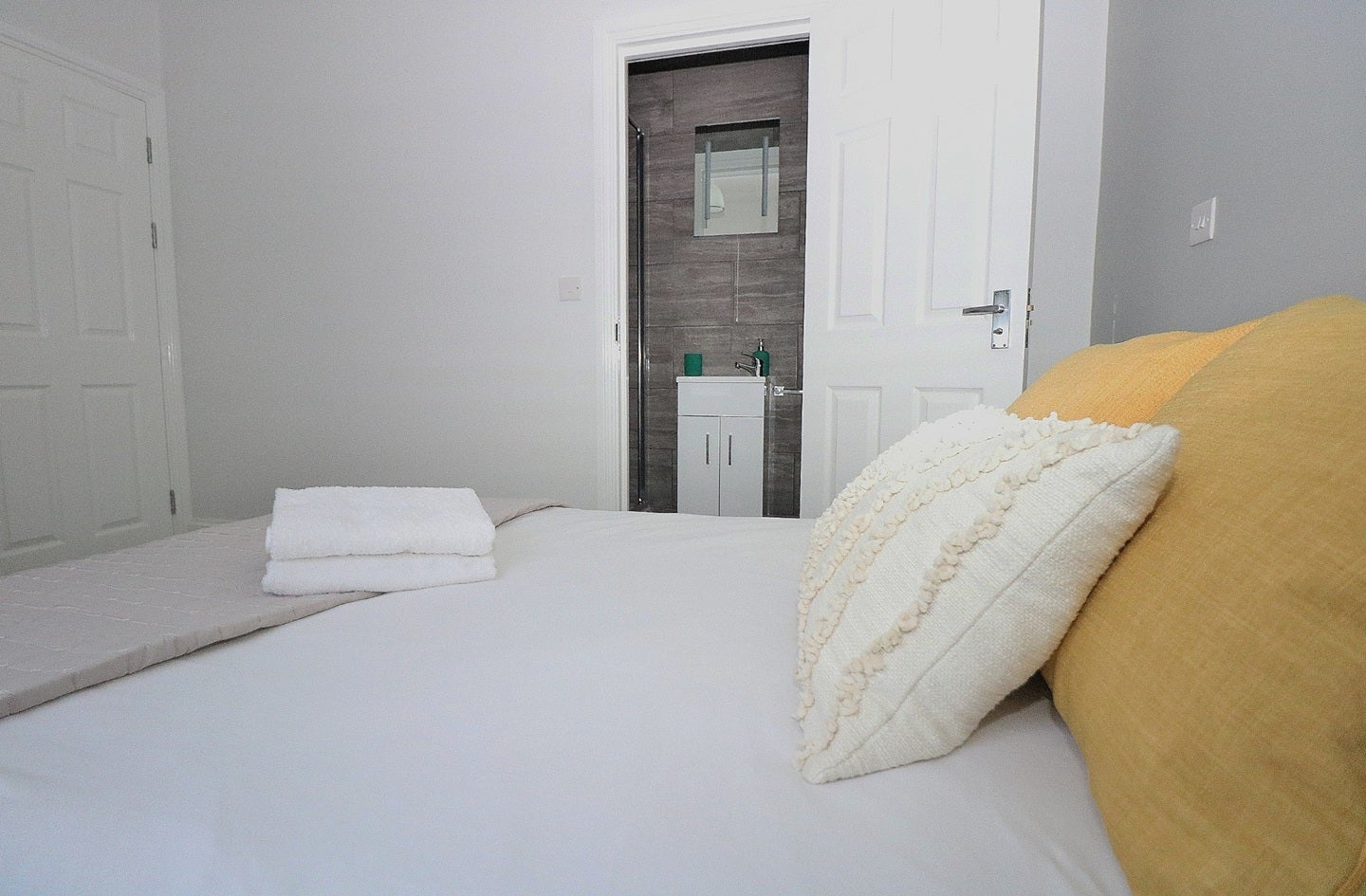 Room Bloemfontein Road in Greater London