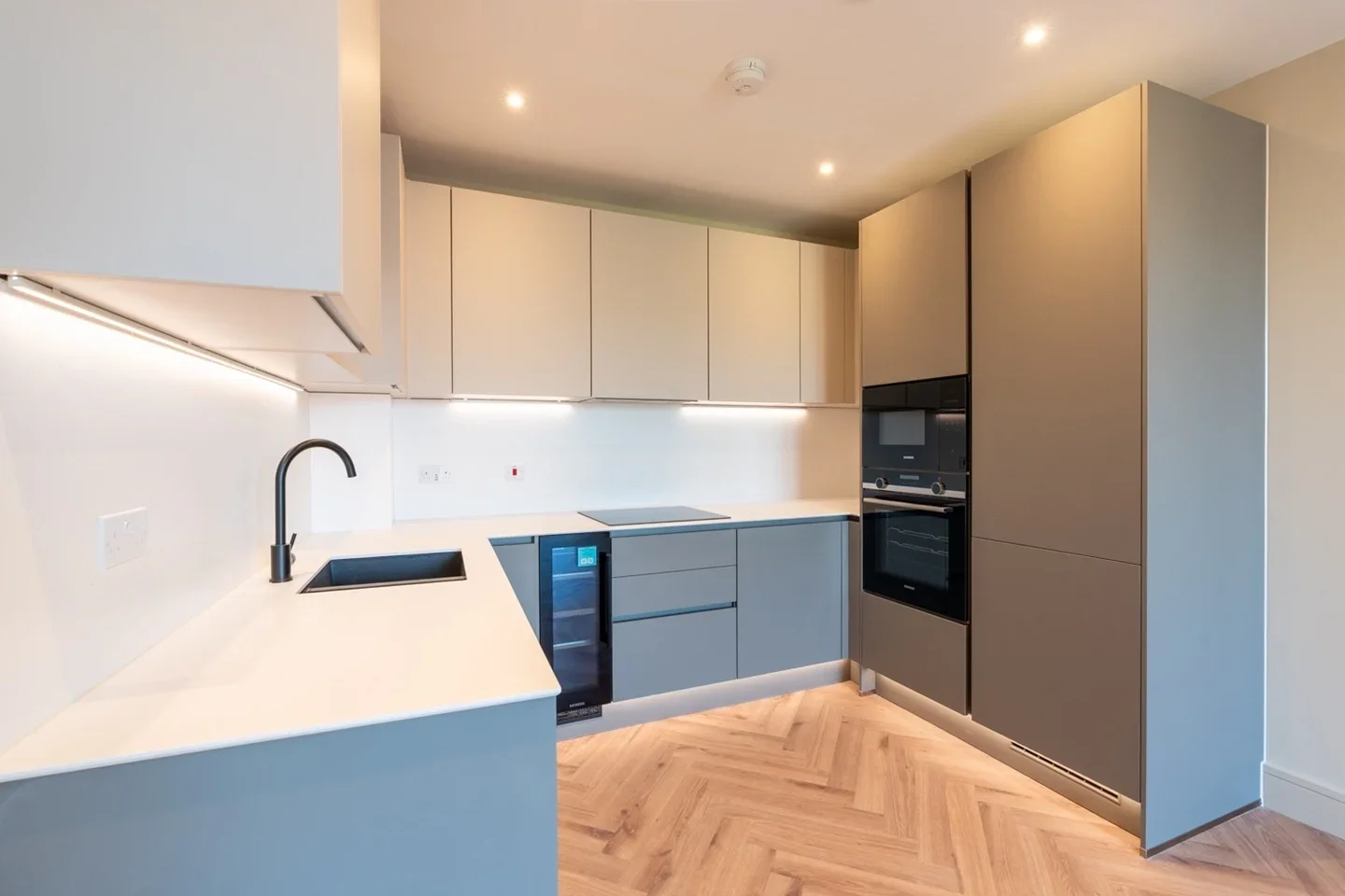 Flat Lapidge Drive in Greater London