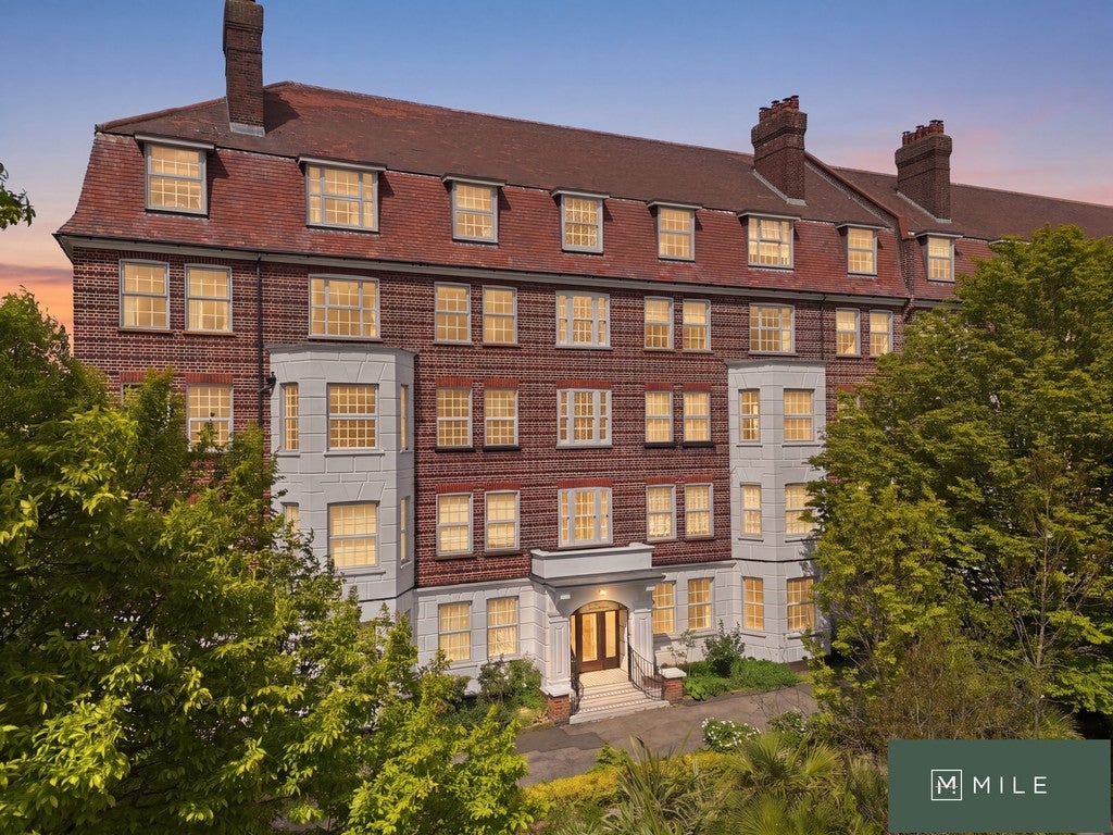 Flat Sidmouth Road in Greater London