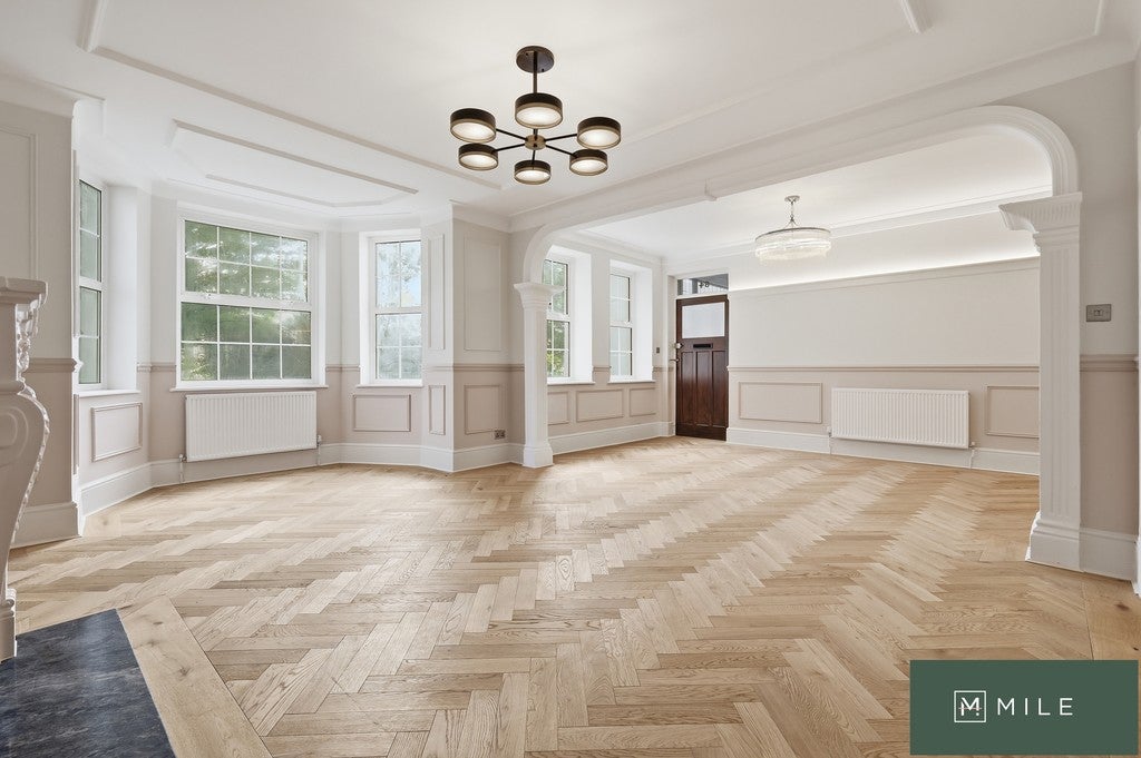 Flat Sidmouth Road in Greater London