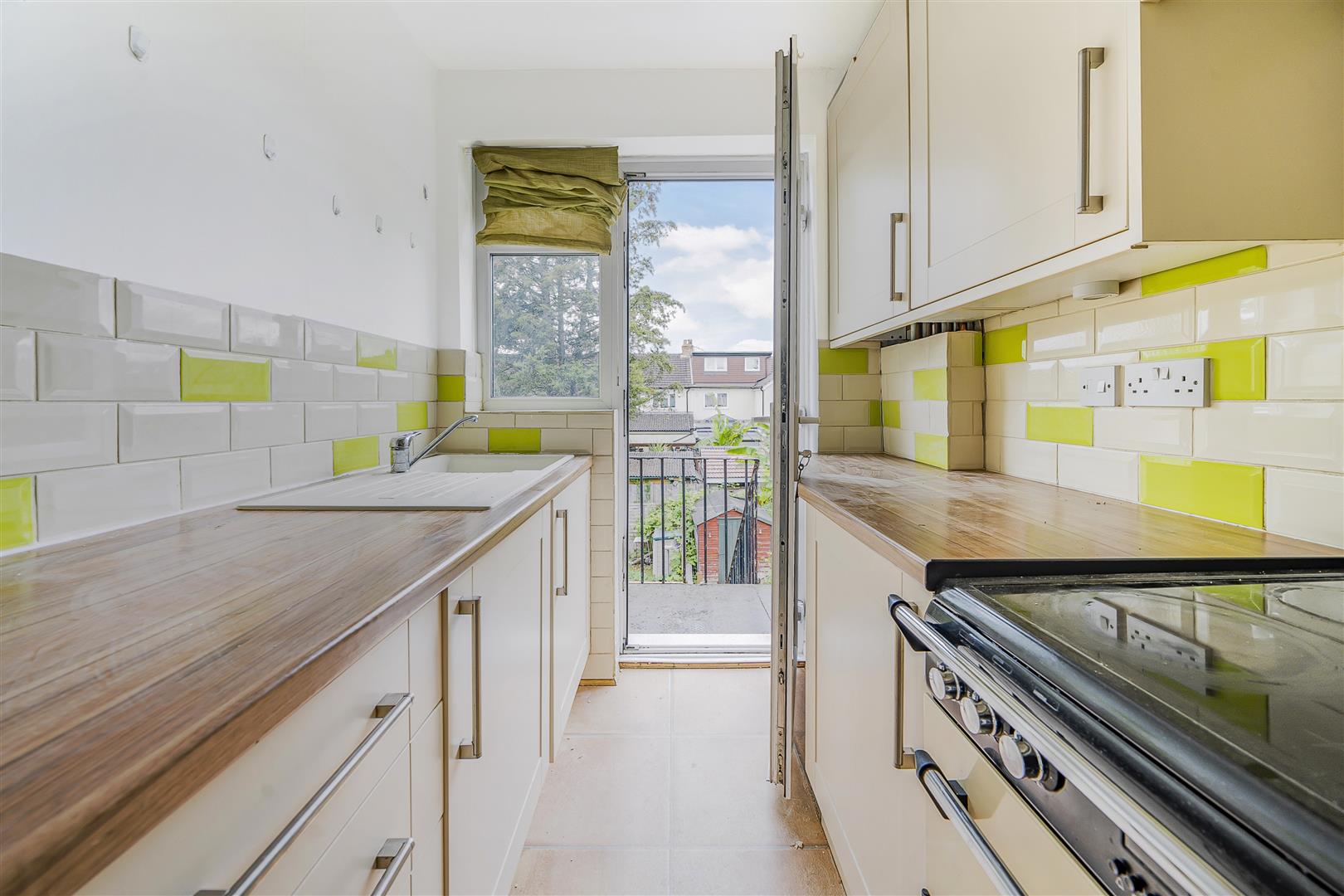 Flat Errol Gardens in Greater London
