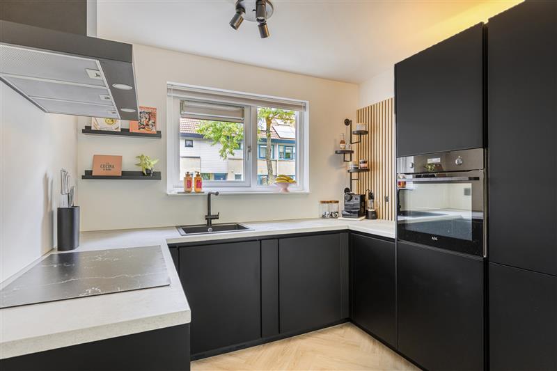 Tussenwoning te koop: Anna Pavlovastraat 34, Almere