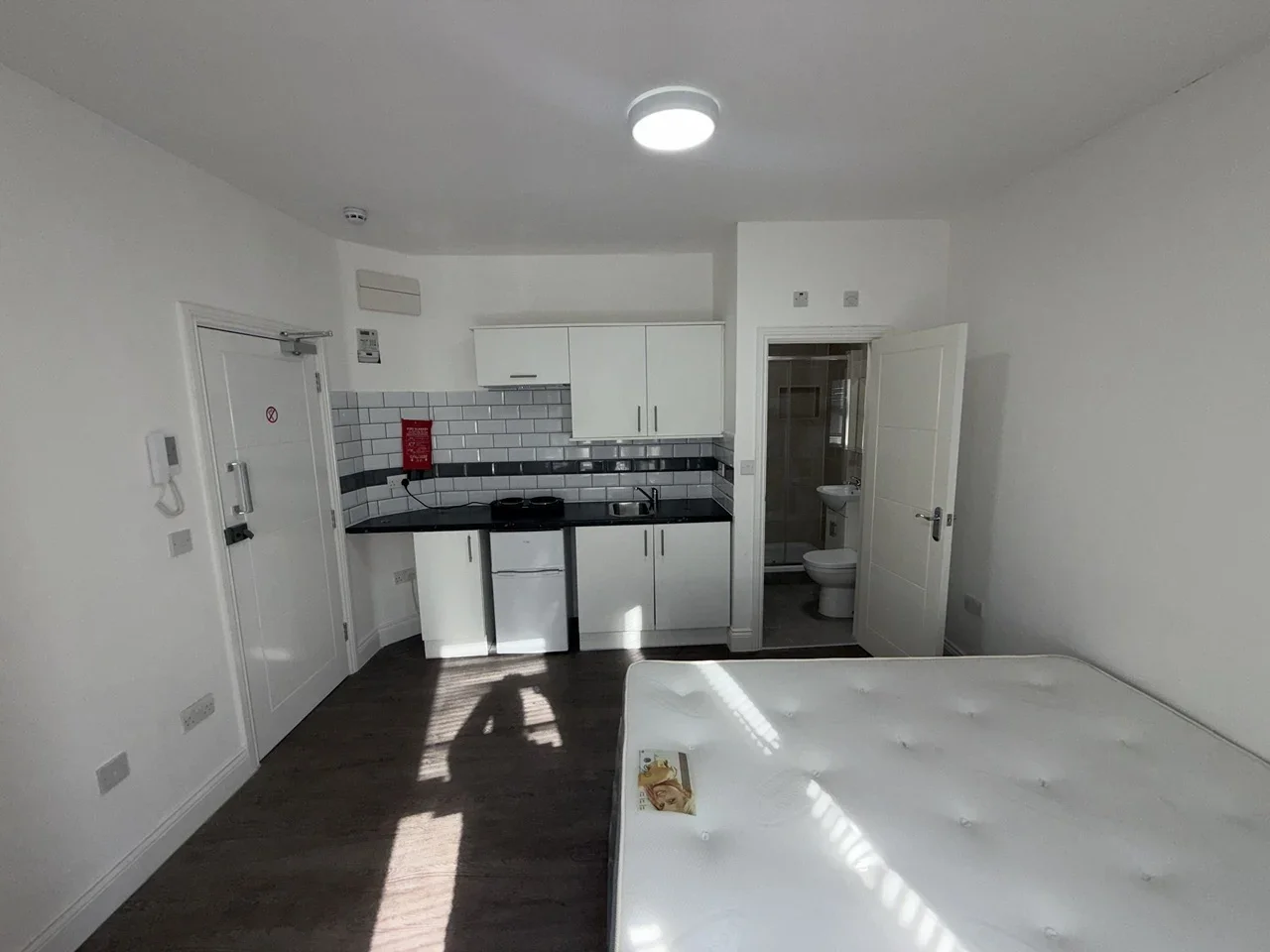 Flat Garratt Lane in Greater London