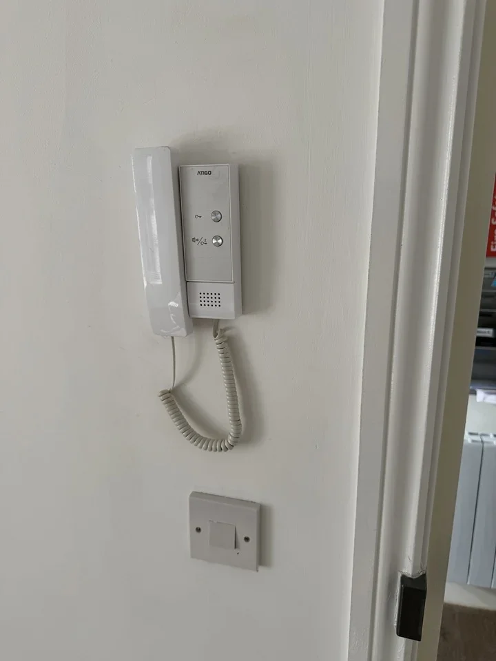 Flat Garratt Lane in Greater London