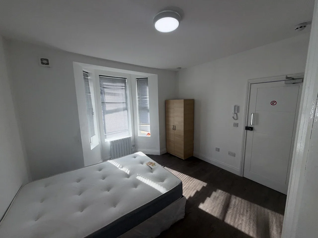 Flat Garratt Lane in Greater London