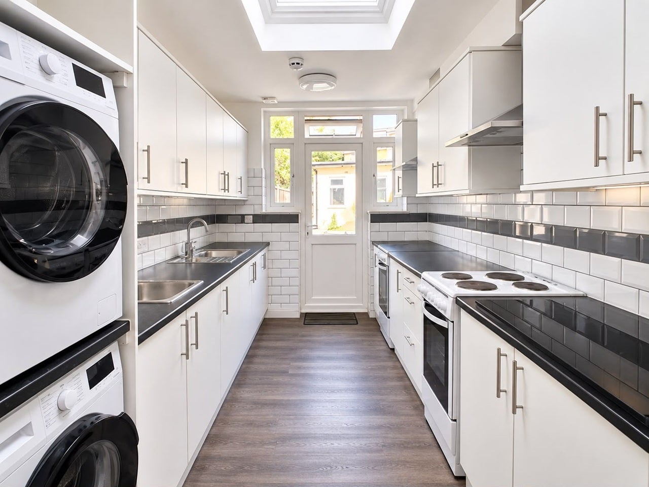 Flat Garratt Lane in Greater London
