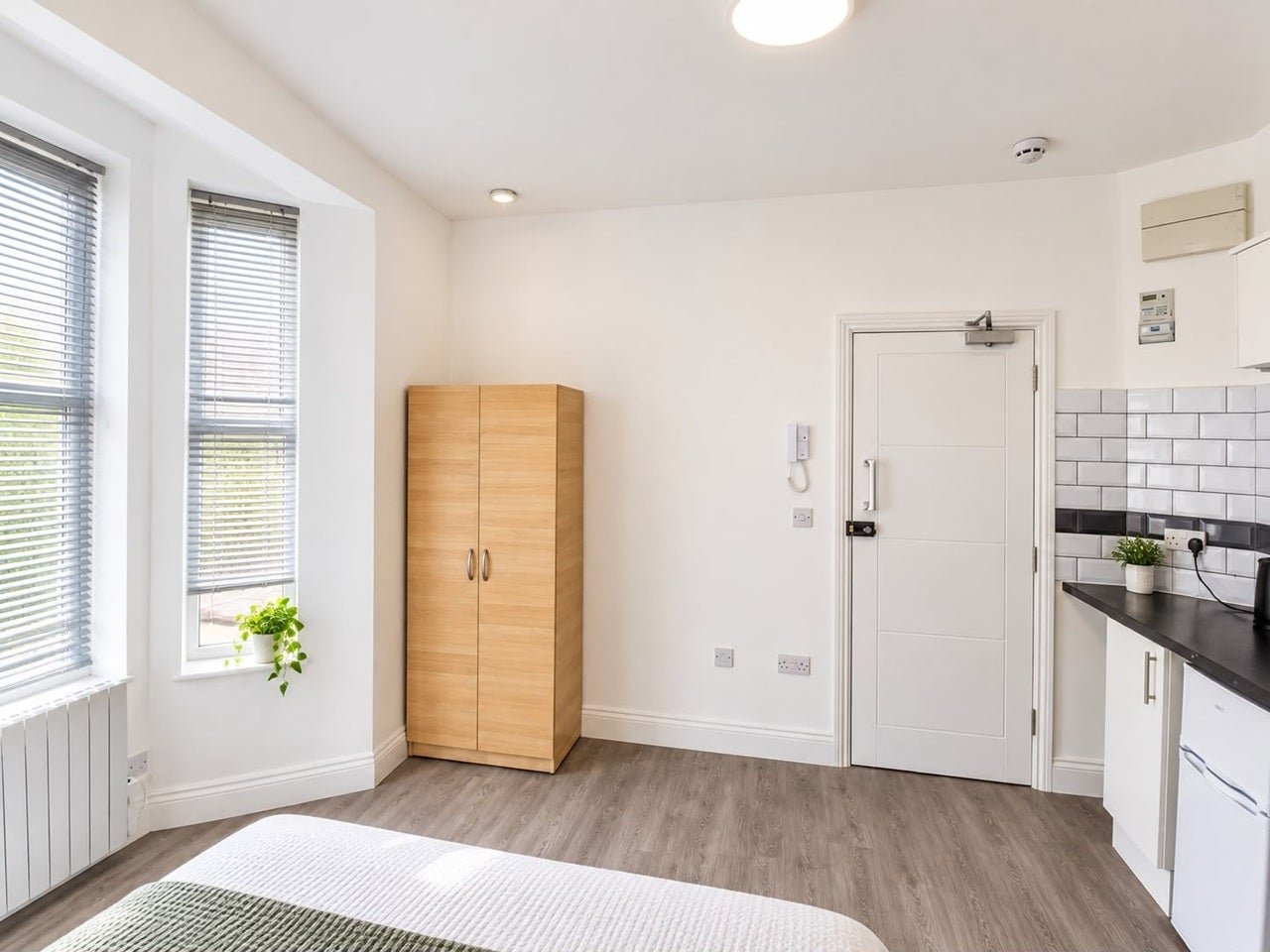 Flat Garratt Lane in Greater London