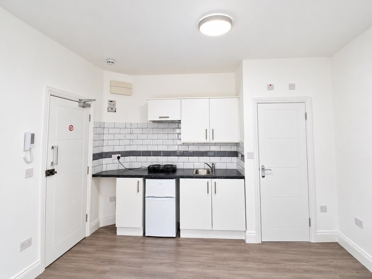 Flat Garratt Lane in Greater London