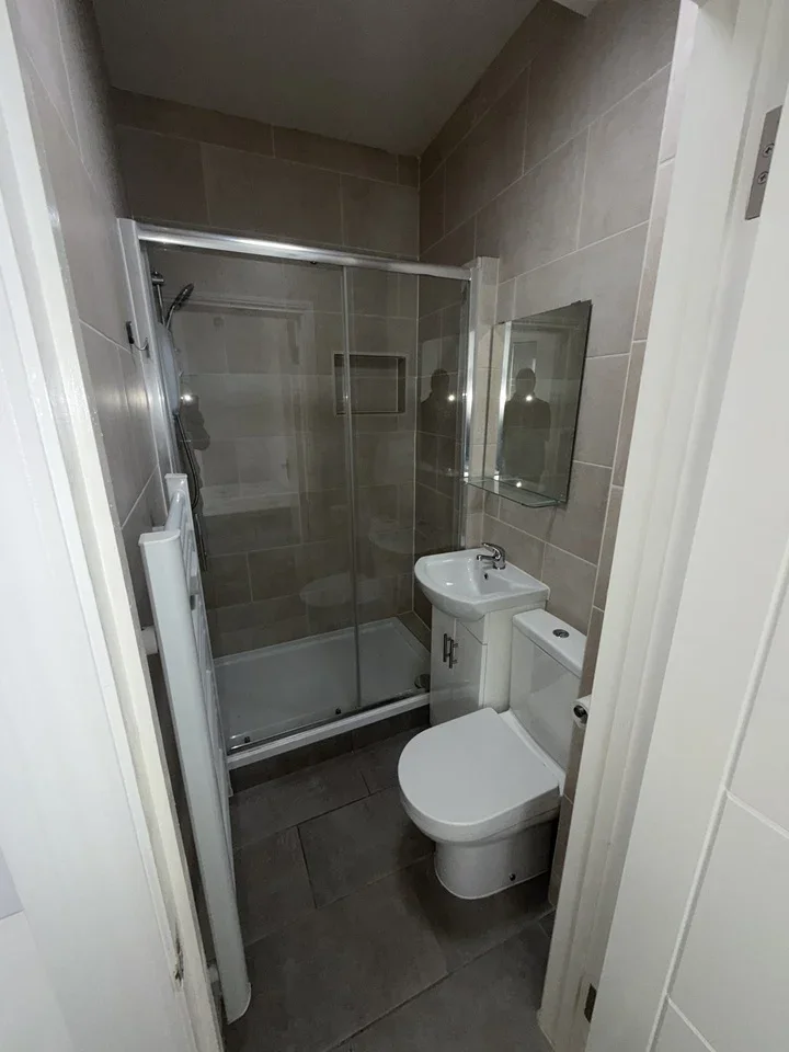 Flat Garratt Lane in Greater London