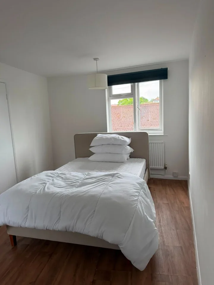 Flat Orchard Lane in Elmbridge