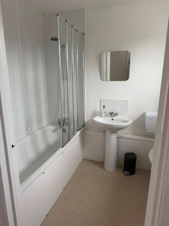 Flat Orchard Lane in Elmbridge