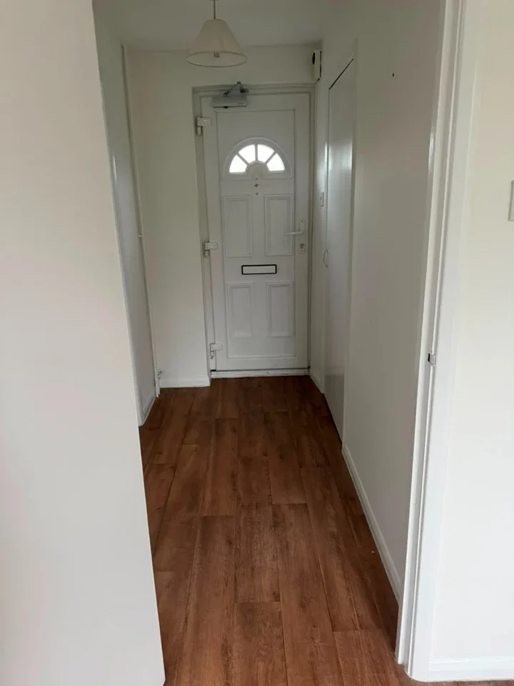 Flat Orchard Lane in Elmbridge