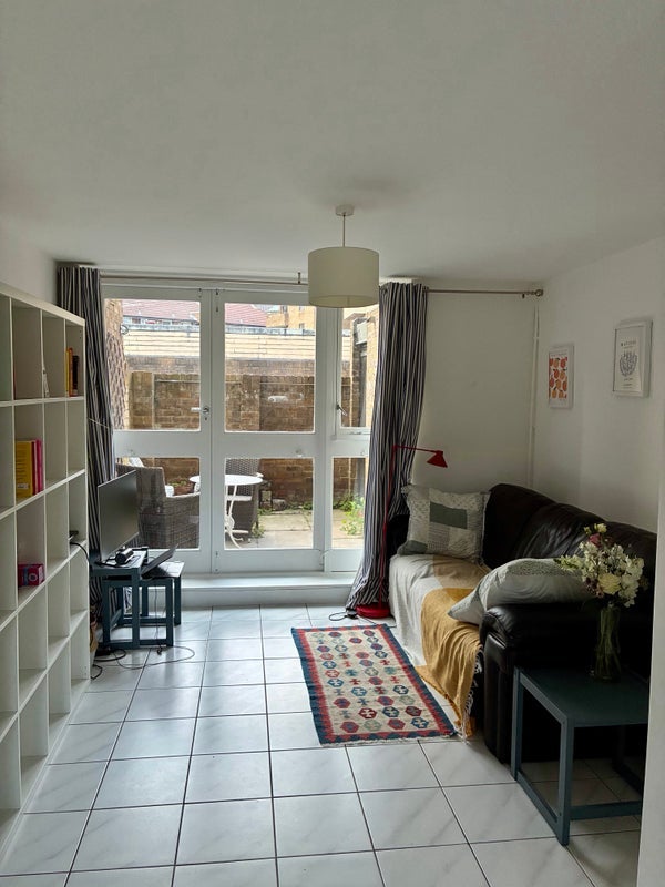 Room Burr Close in Greater London