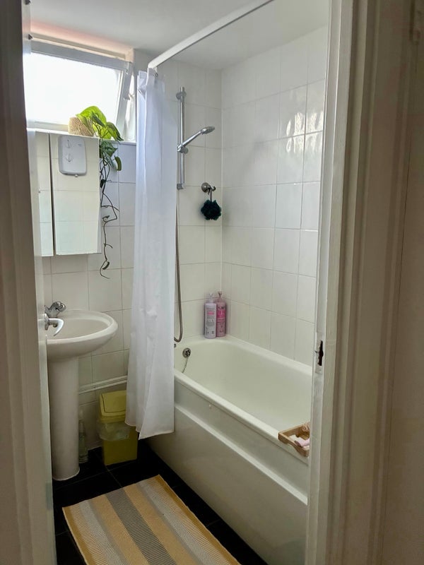 Room Burr Close in Greater London