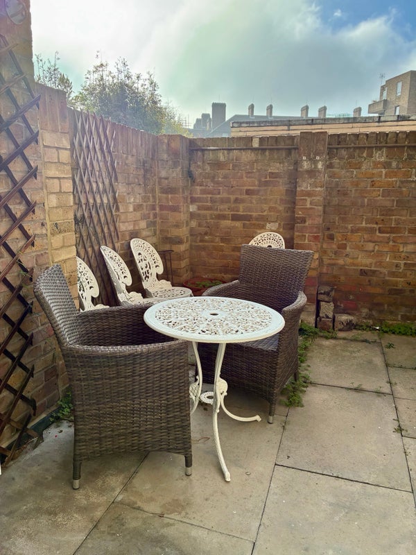 Room Burr Close in Greater London