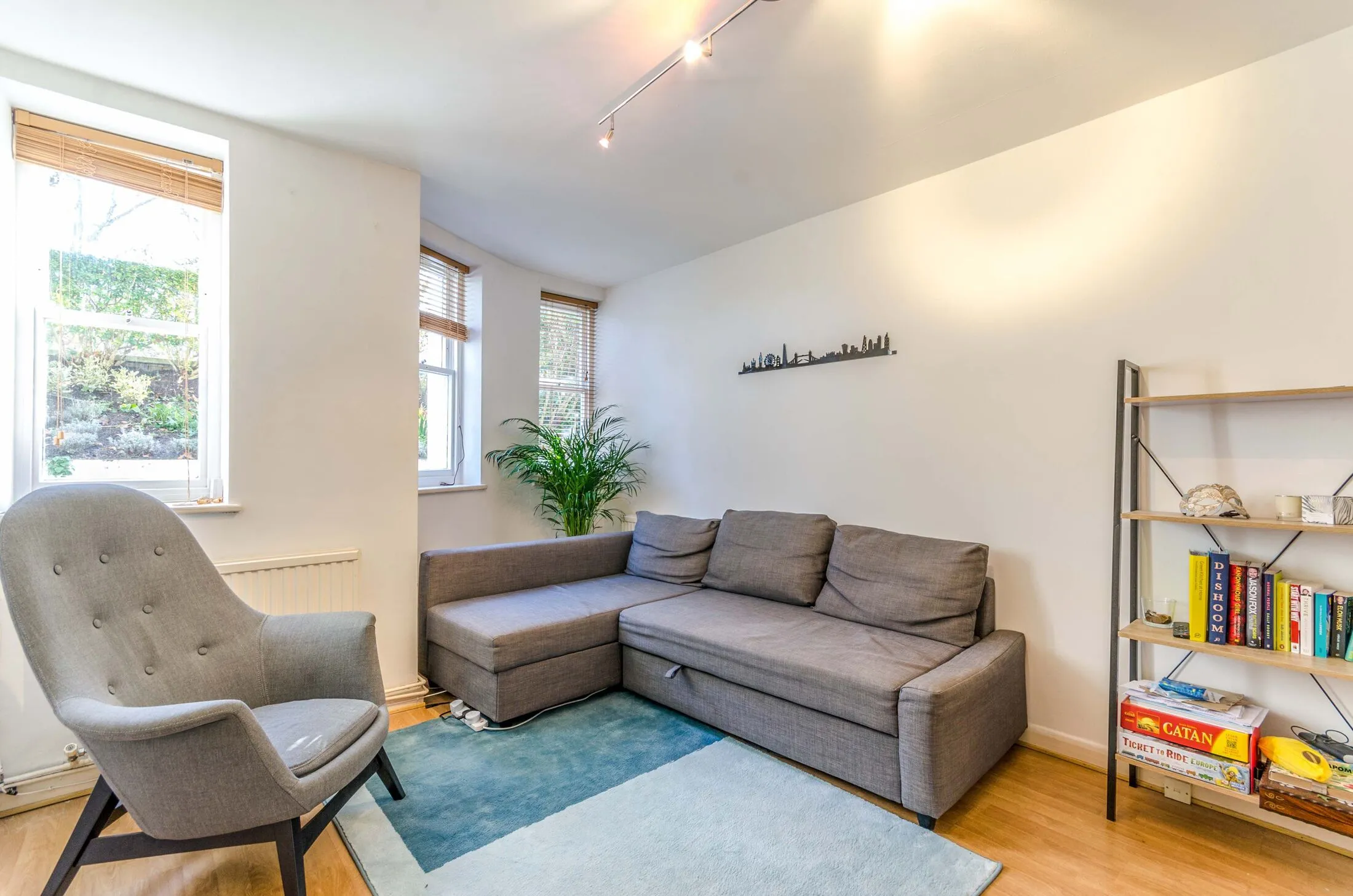 Flat Highbury Crescent in Greater London
