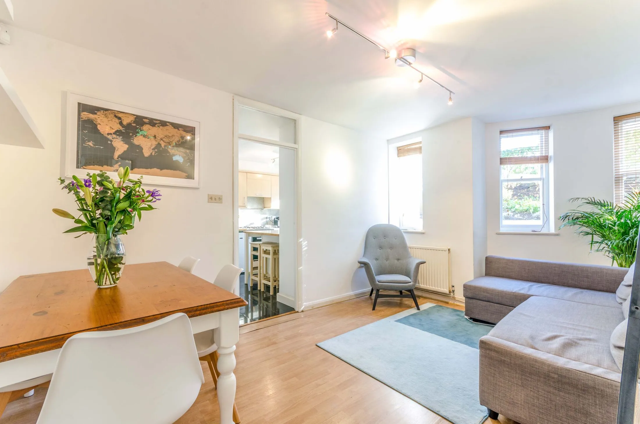 Flat Highbury Crescent in Greater London
