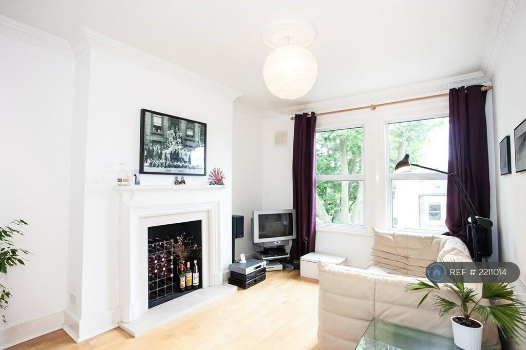 Flat Lowfield Road in Greater London