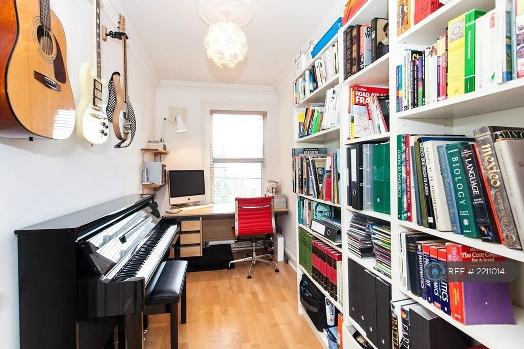 Flat Lowfield Road in Greater London