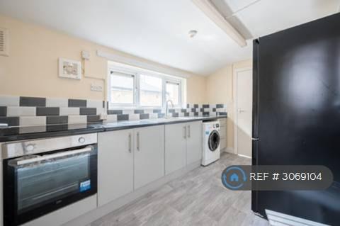 Flat Burchell Road in Greater London