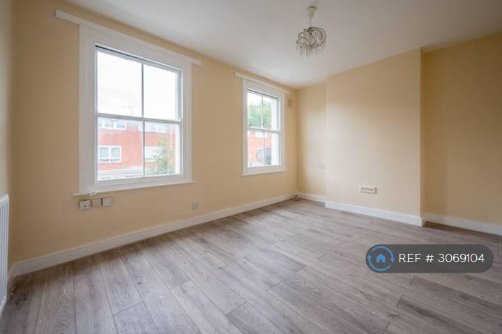 Flat Burchell Road in Greater London