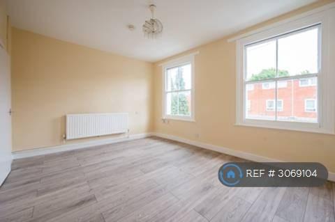 Flat Burchell Road in Greater London