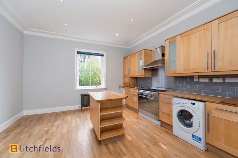 Flat Crouch Hall Road in Greater London