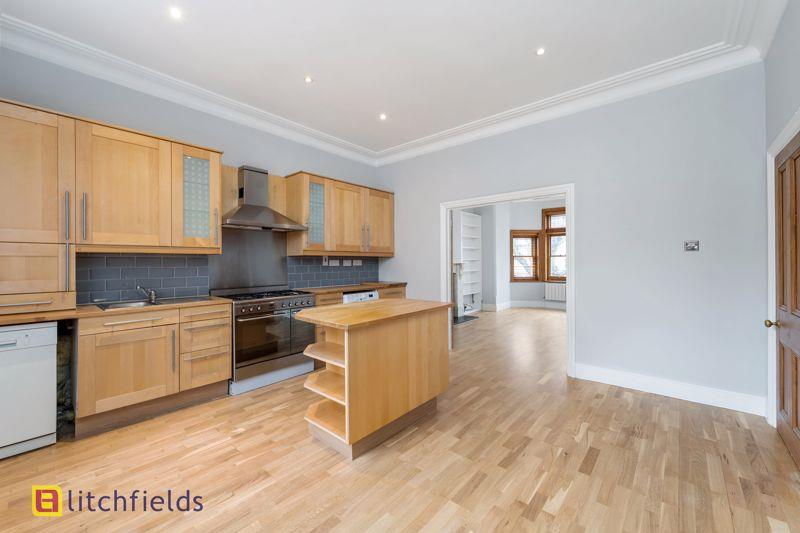 Flat Crouch Hall Road in Greater London