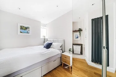 Flat Strath Terrace in Greater London