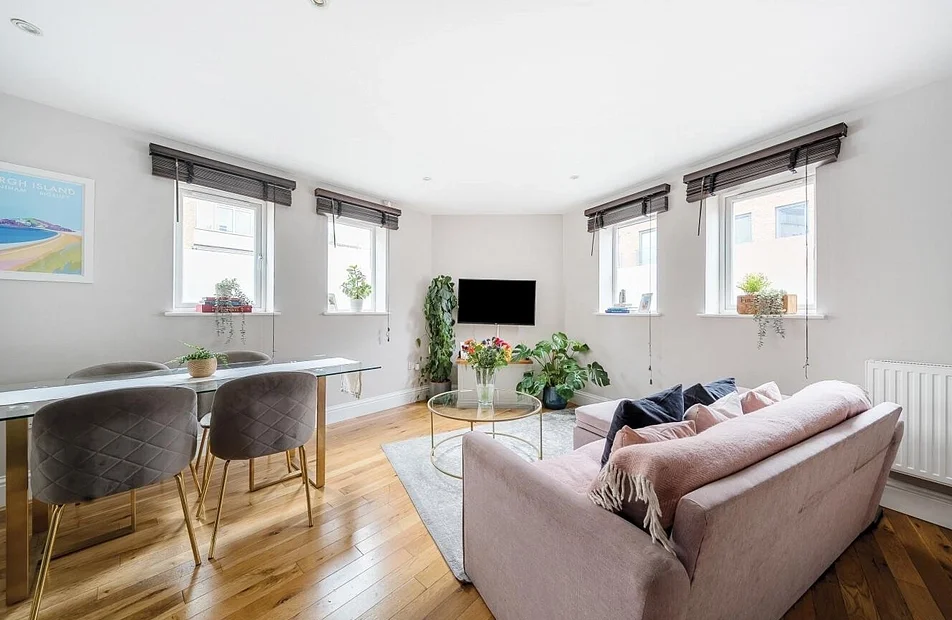 Flat Strath Terrace in Greater London