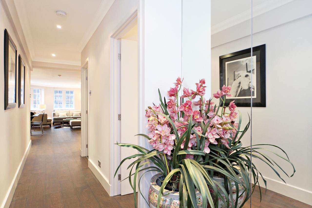 Flat Kensington High Street in Greater London