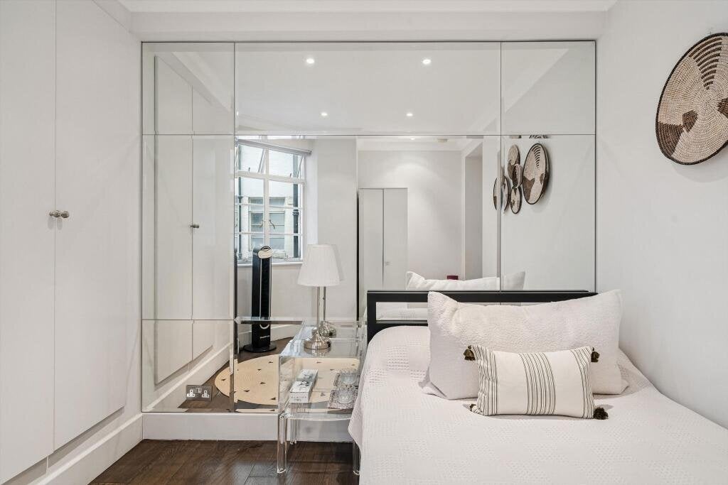 Flat Kensington High Street in Greater London