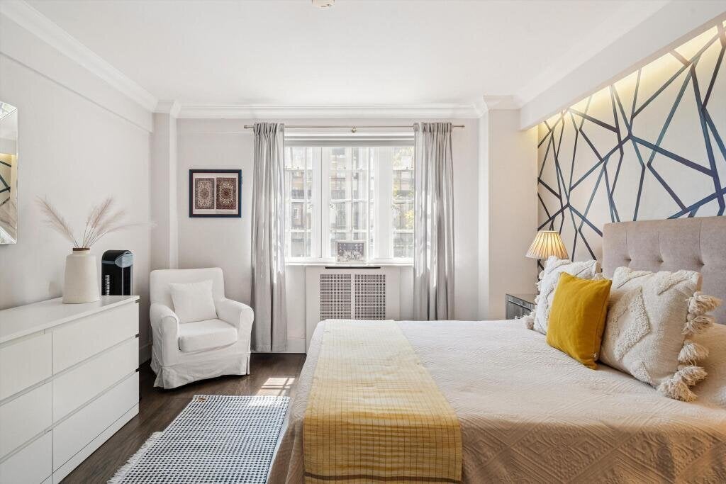 Flat Kensington High Street in Greater London