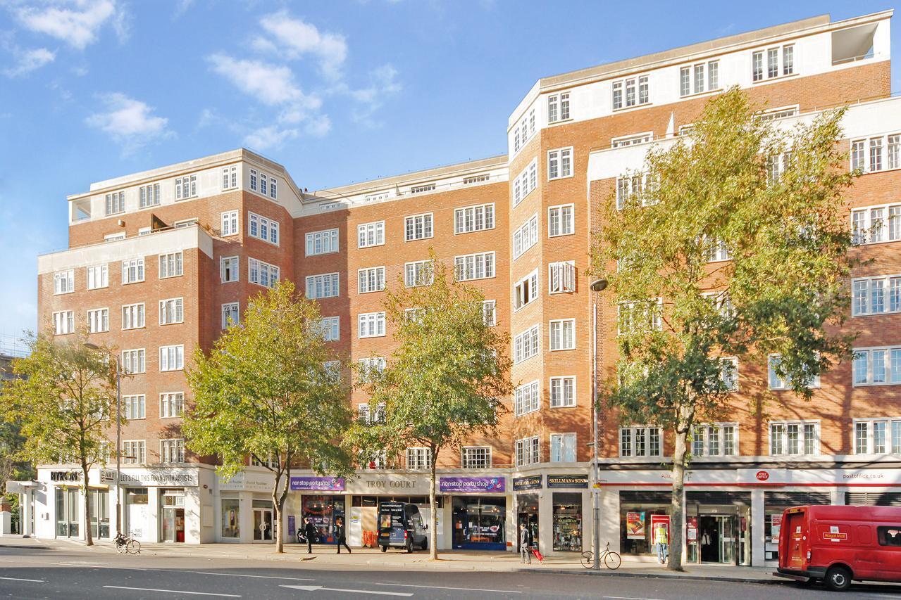 Flat Kensington High Street in Greater London