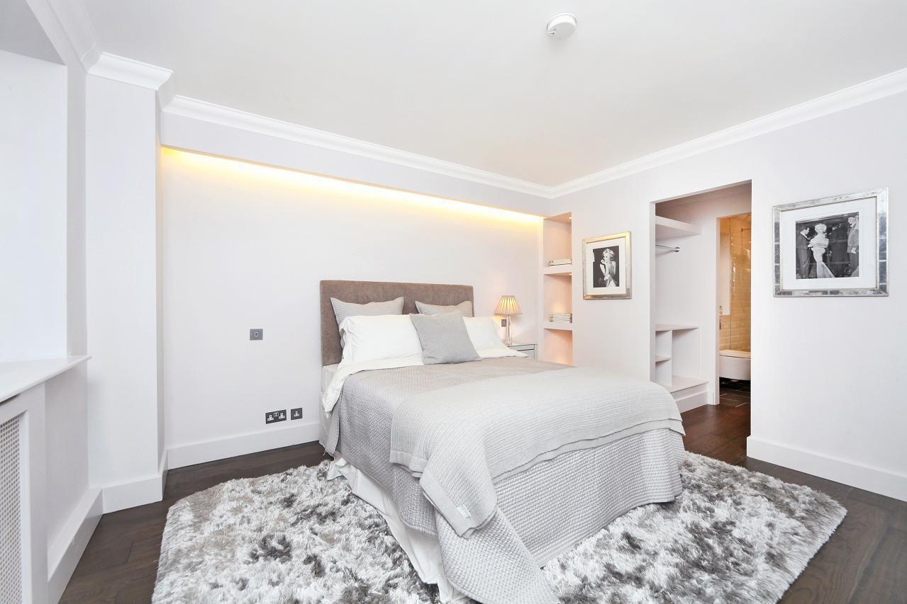 Flat Kensington High Street in Greater London