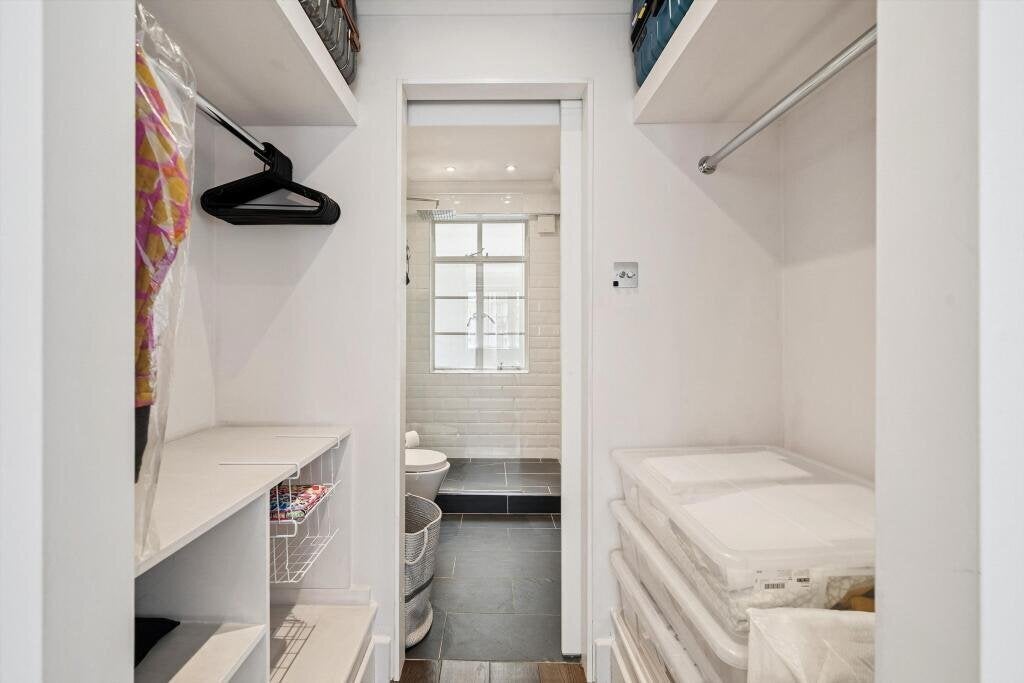 Flat Kensington High Street in Greater London