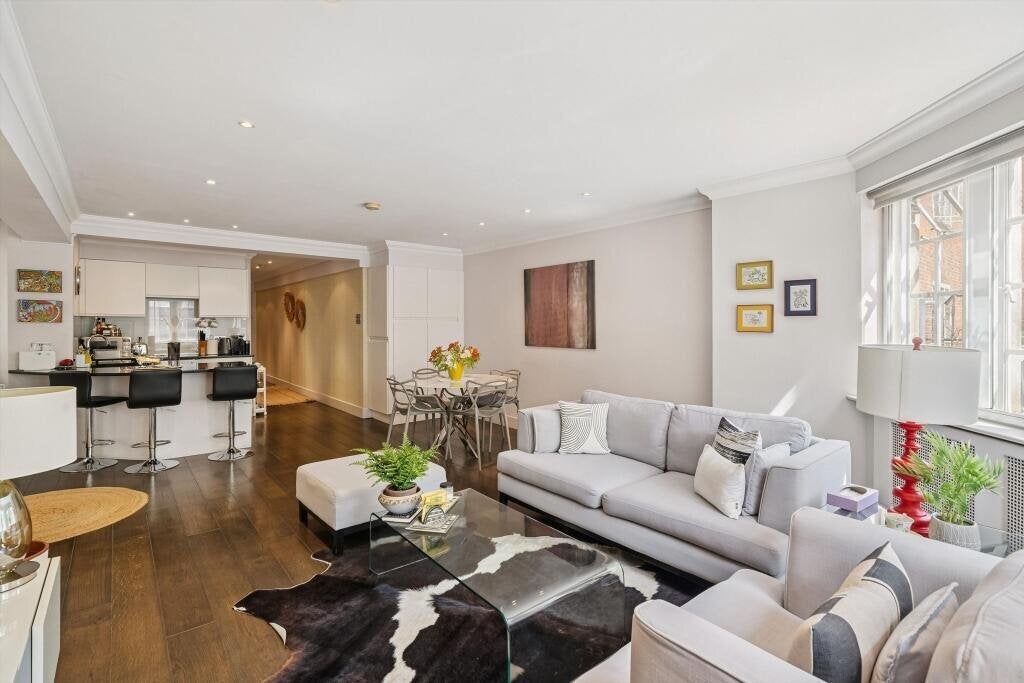 Flat Kensington High Street in Greater London