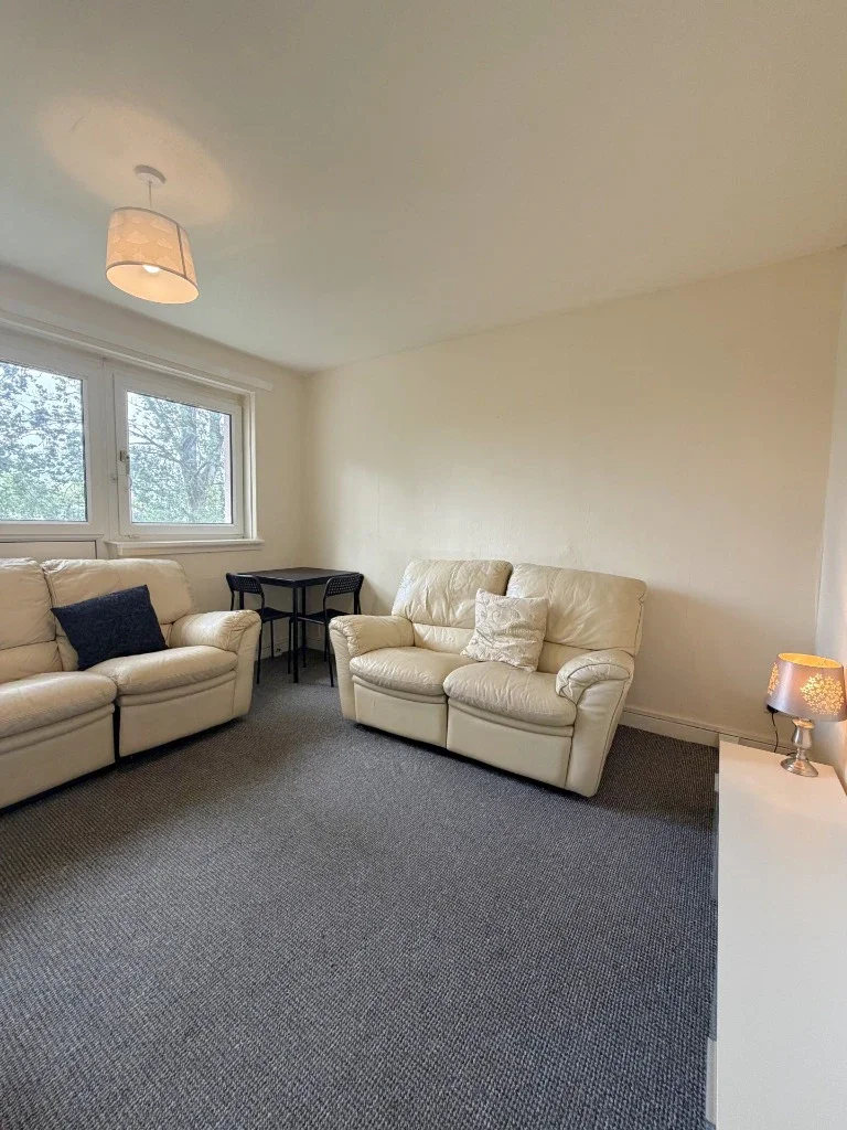 Flat Kinnell Avenue in Glasgow