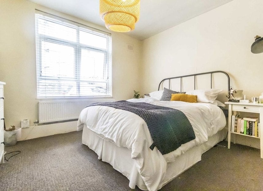 Flat Wyfold Road in Greater London