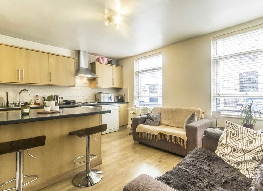 Flat Wyfold Road in Greater London