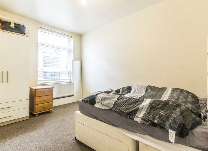 Flat Wyfold Road in Greater London