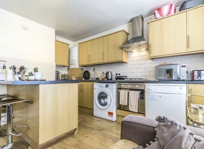 Flat Wyfold Road in Greater London