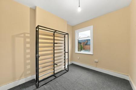 Flat Ashford Road in Greater London
