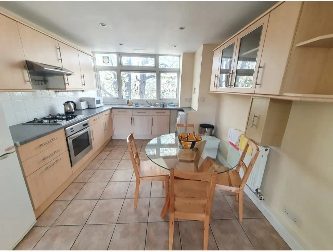 Flat Cautley Avenue in Greater London