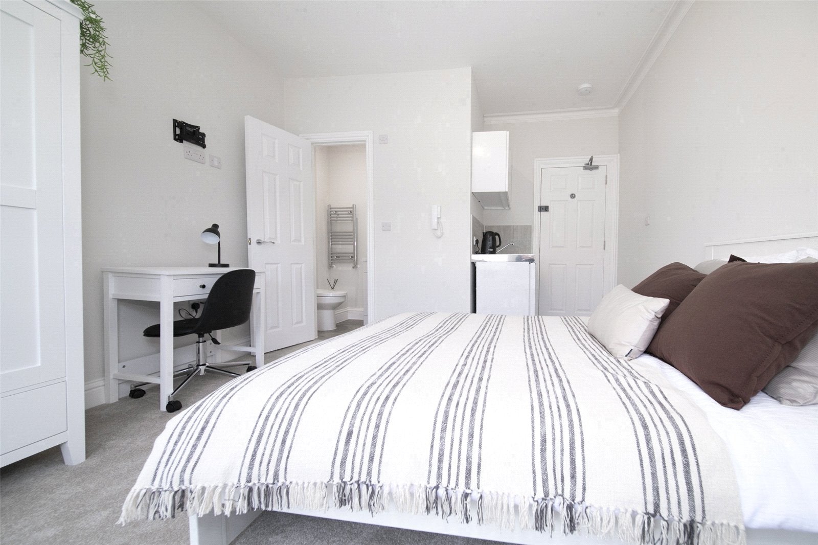 Flat Grosvenor Road in Rushmoor