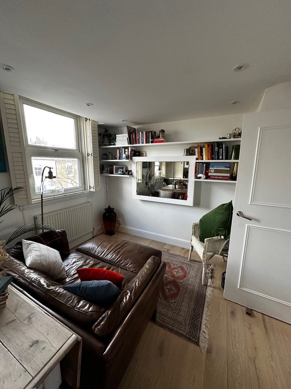 Room Dalyell Road in Greater London