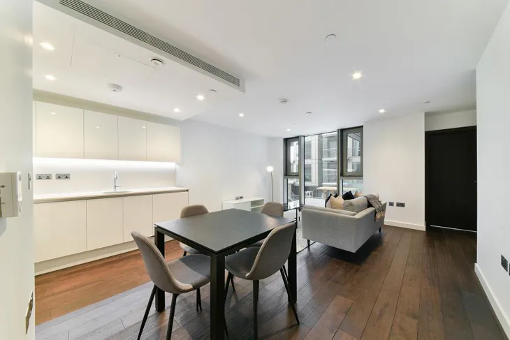 Flat Royal Mint Street in Greater London