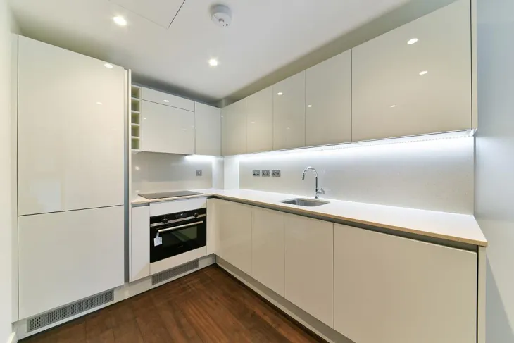 Flat Royal Mint Street in Greater London