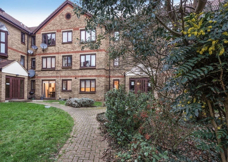 Room Deanery Close in Greater London